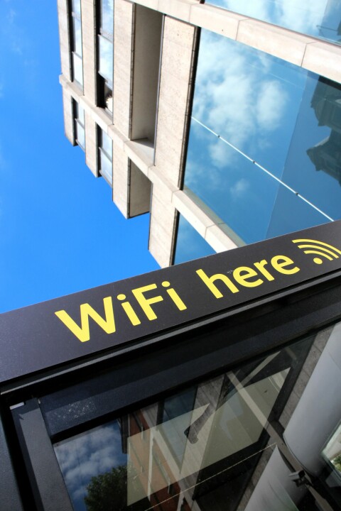 Ett tidigt steg i utvecklingen handlade inte om trådlöst internet, utan om trådlösa kassaapparater. Men det var med detta som ledde fram till att en kommitté bildades som skulle etablera en trådlös standard. Ett tidigt steg i utvecklingen handlade inte om trådlöst internet, utan om trådlösa kassaapparater. Men det var med detta som ledde fram till att en kommitté bildades som skulle etablera en trådlös standard.