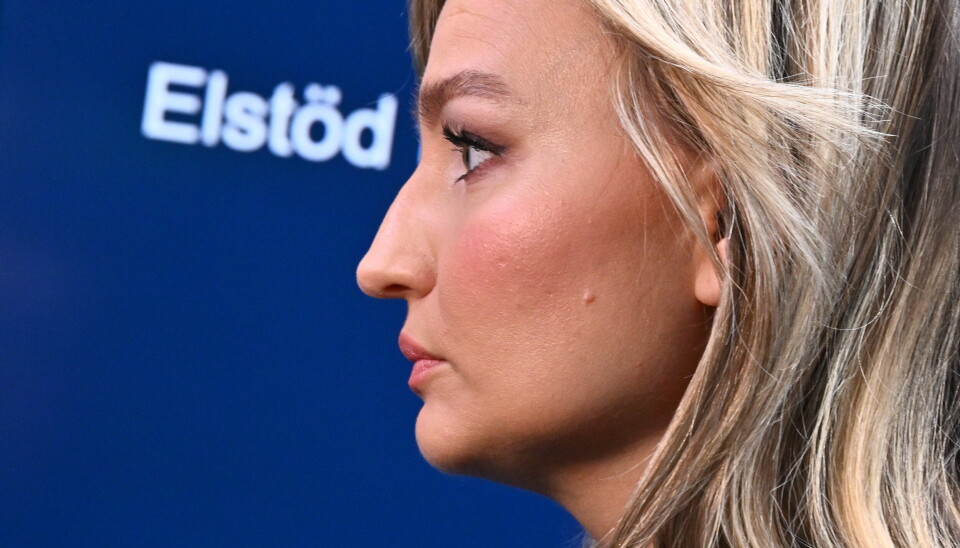 Ebba Busch i profil mot en blå bakgrund framför henne står texten elstöd