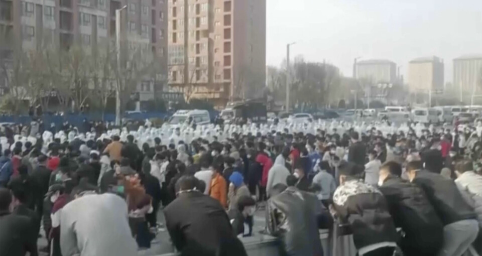 Protester utanför Iphone-fabrik i Kina.
