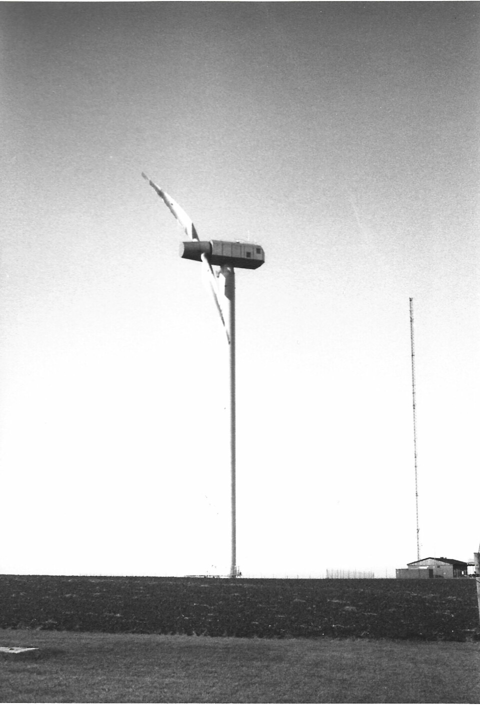 Svartvit bild med vindkraftverket som har två rotorblad.