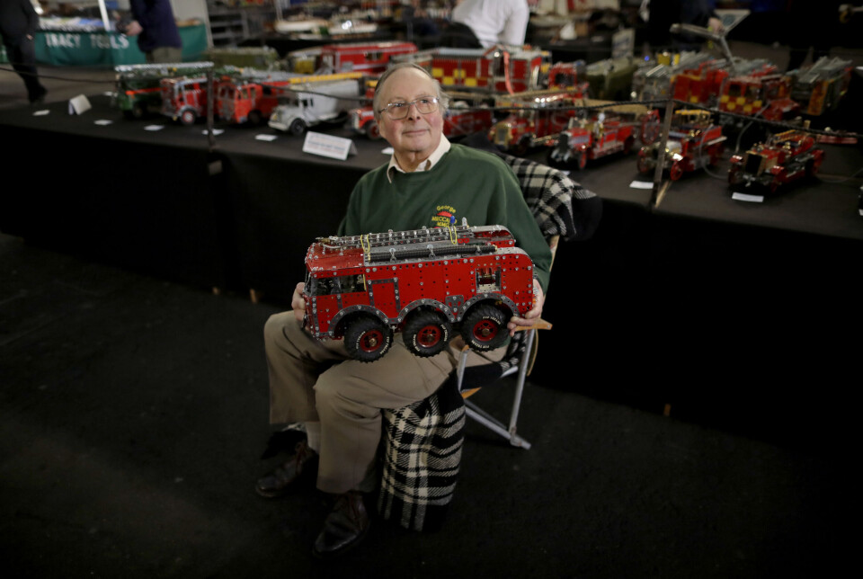 En utställare vid namn George Illingworth visar upp sin Meccano-modell av en brandbil på modellmässan London Model Engineering Exhibition i januari 2020. En utställare vid namn George Illingworth visar upp sin Meccano-modell av en brandbil på modellmässan London Model Engineering Exhibition i januari 2020.