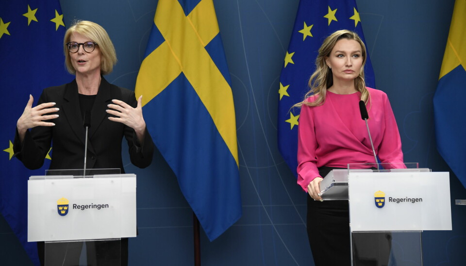 Elisabeth Svantesson med svart tröja och Ebba Busch med rosa tröja.