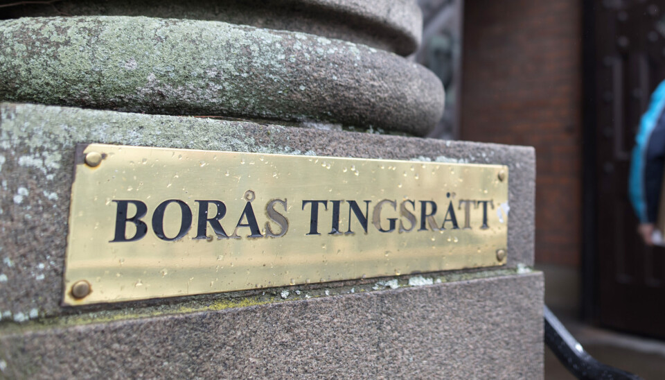 Mannen åtalas vid Borås tingsrätt för sex våldtäkter mot barn. Fyra av dem, som innehållit hot, betecknas som grova. Arkivbild. Guldskylt det står Borås Tingsrätt på.