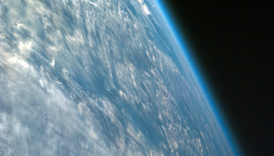 Jordens atmosfär fotad från rymden, på bilden syns moln röra sig i atmosfären.