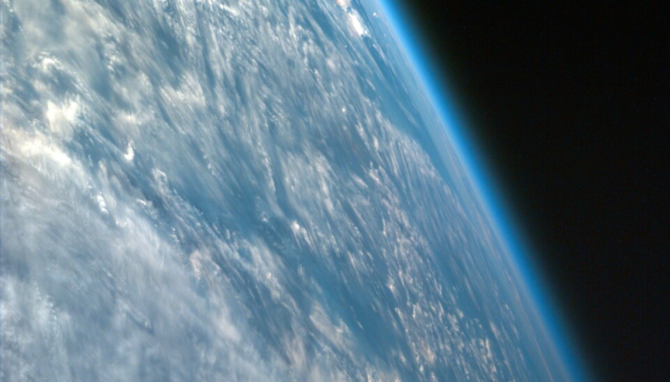 Jordens syrerika atmosfär fotad från rymden. Jordens atmosfär fotad från rymden, på bilden syns moln röra sig i atmosfären.