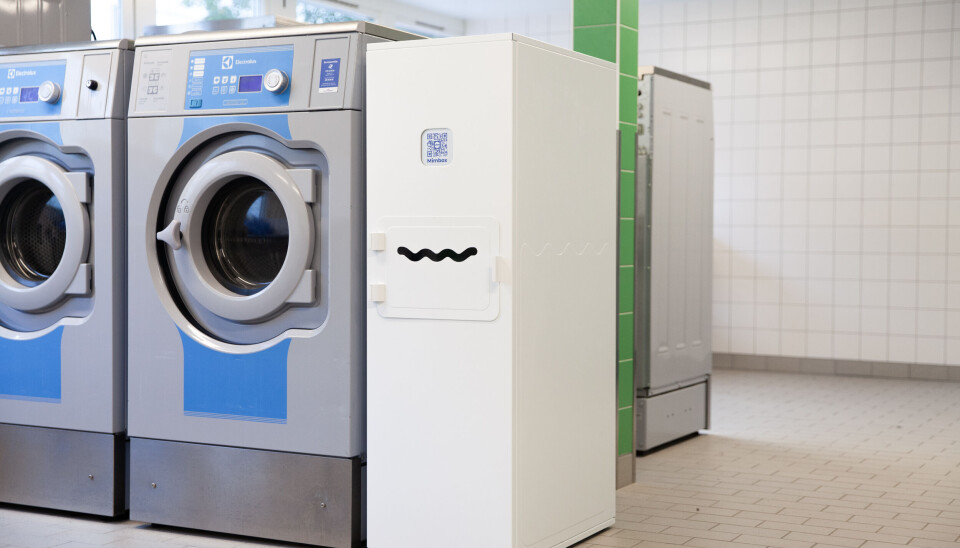 Mimblys system Mimbox, ser ut ungefär som ett skåp. En tvättstuga med ett särskilt vitt skåp, där Mimblys vatttenreningssystem finns.