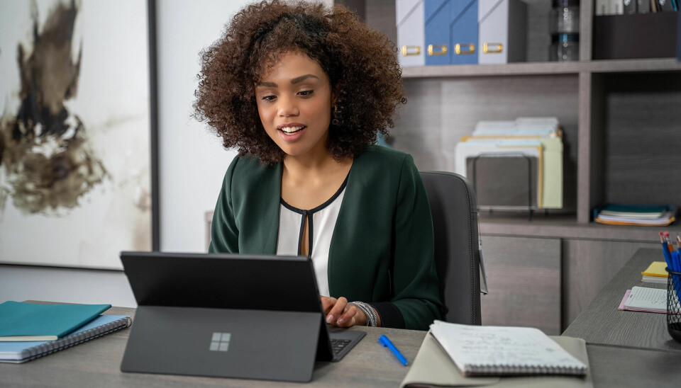 En kvinna sitter framför bärbar Surface-dator från Microsoft.