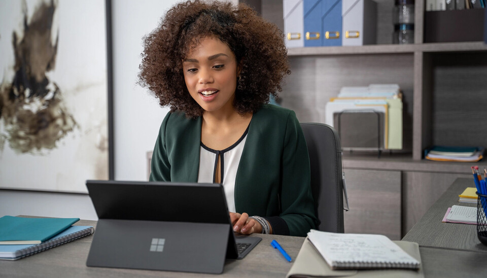 Ai ska snabba upp arbetsdagarna åt Microsofts företagsanvändare. En kvinna sitter framför bärbar Surface-dator från Microsoft.