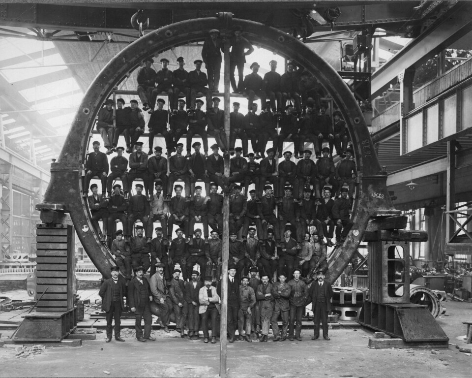 Personal vid Asea:s Emausverkstad i Västerås 1915, vid statorn till en 1 300 kva generator avsedd för växelström.