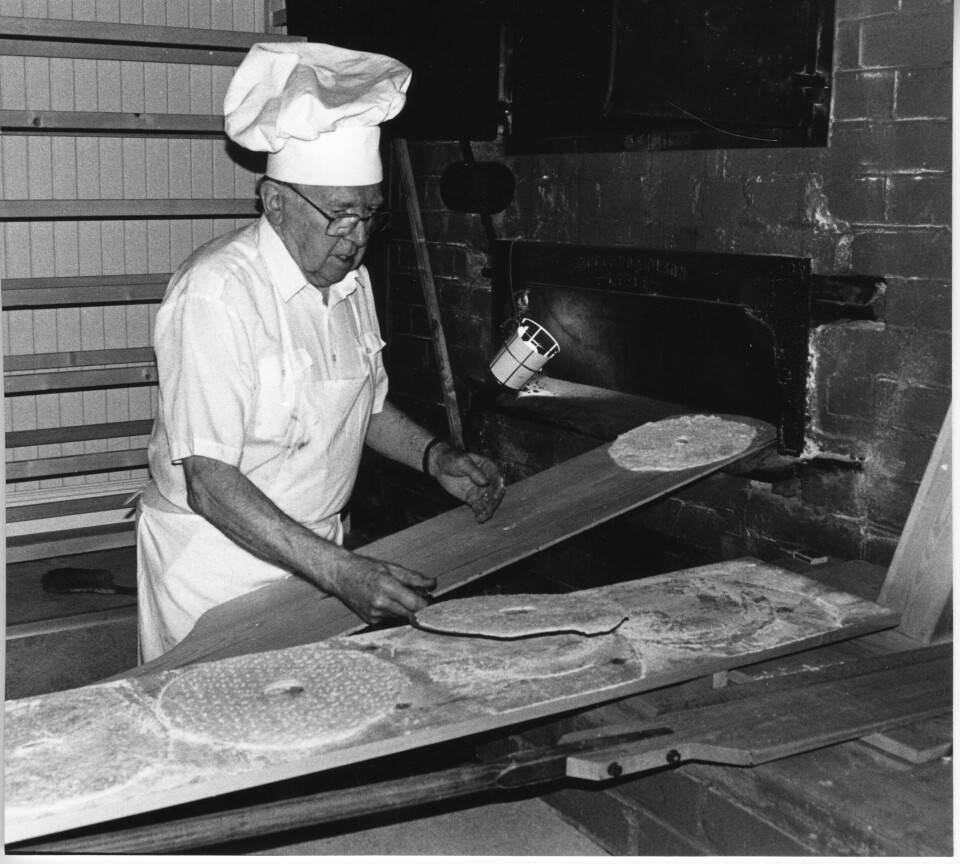 Gösta Nilsson bakar tioöreskaka i sin fars vedeldade ugn från 1926 vid invigningen av Bagerimuseet i Älvsbyn. Gösta Nilsson bakar tioöreskaka i sin fars vedeldade ugn från 1926 vid invigningen av Bagerimuseet i Älvsbyn.