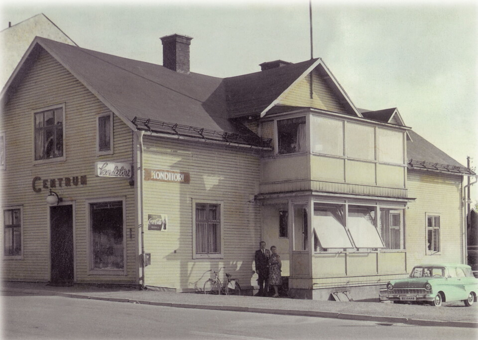 Greta och Gösta Nilsson framför Konditori Centrum i Älvsbyn på 1950-talet. Greta och Gösta Nilsson framför Konditori Centrum i Älvsbyn på 1950-talet.