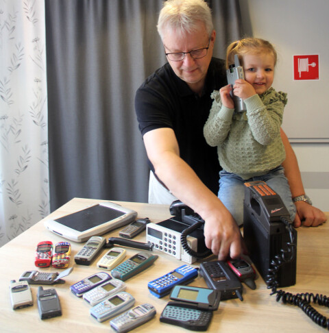 När barnbarnet Henni får välja mellan morfars alla mobiltelefoner och -tillbehör så är favoriten en blåvit variant av modellen A2618 som togs fram särskilt för fans till fotbollsklubben IFK Göteborg. När barnbarnet Henni får välja mellan morfars alla mobiltelefoner och -tillbehör så är favoriten en blåvit variant av modellen A2618 som togs fram särskilt för fans till fotbollsklubben IFK Göteborg.