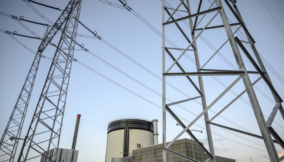 Kraftledningar med de numer nedlagda reaktorerna Ringhals 1 och 2 i bakgrunden. Arkivbild.
