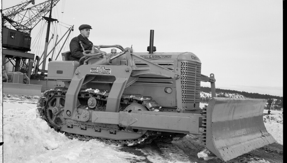 Cletrac bulldozer i bruk i hamnområde i Sverige på 1960-talet. Amerikanska Cletrac, the Cleveland Tractor Co, etablerades 1916 och var tidiga med olika typer av jordbruksmaskiner.