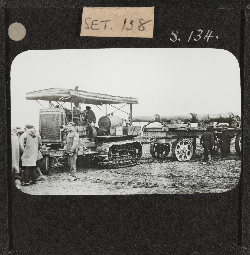 När första världskriget bröt ut blev det amerikanska Holt Manufacturing Company som sålde och levererade de bandfordon som brittiska armén behövde för att transportera artilleripjäser på slagfältet.