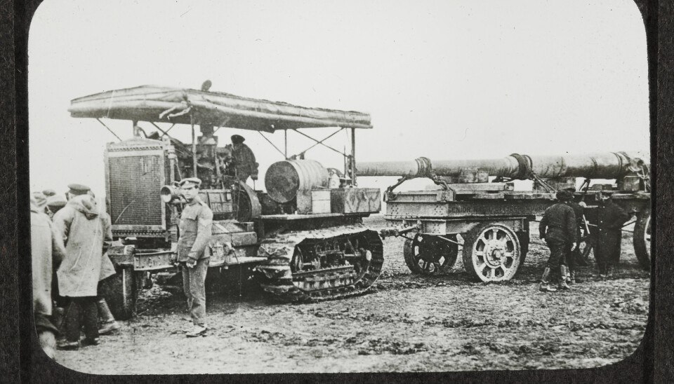 När första världskriget bröt ut blev det amerikanska Holt Manufacturing Company som sålde och levererade de bandfordon som brittiska armén behövde för att transportera artilleripjäser på slagfältet.