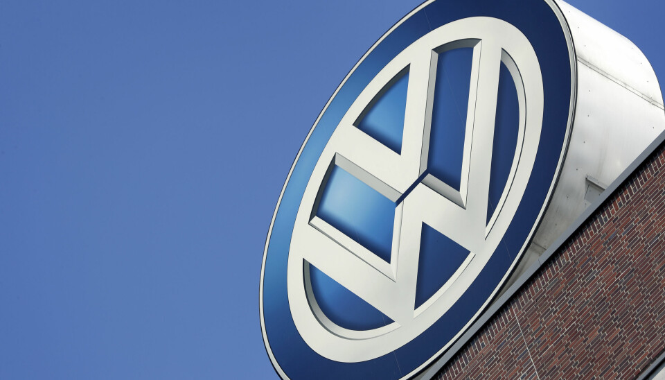Volkswagens logga på ett hus med blå himmel bakom