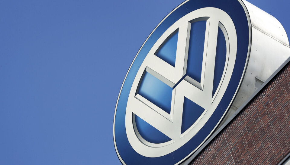 Rejält lyft för VW:s plan för kapitalinvesteringar – till 2 050 miljarder kronor på fem år. Arkivbild Volkswagens logga på ett hus med blå himmel bakom