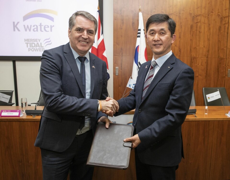 Liverpools borgmästare Steve Rotherham skriver avtal om samarbete med Jeong Kyeungyun från K-water.