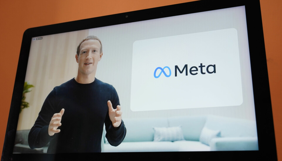 Marc Zuckerberg på en skärm med Meta-loggan bredvid sig