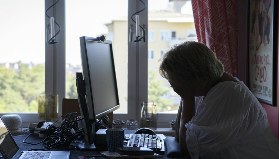 Person som ser uppgiven ut framför en dator