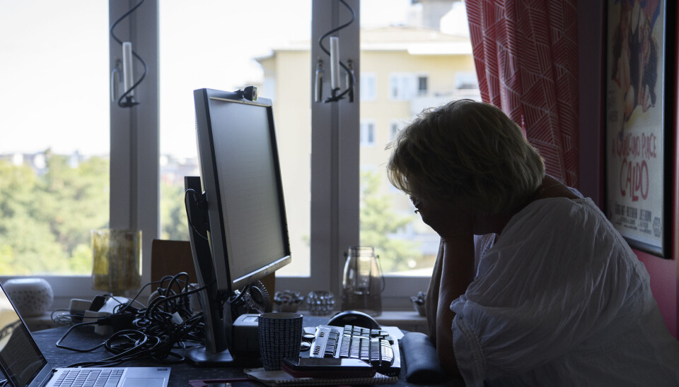 Handhavandefel, rena misstag och misslyckade hård- och mjukvaruuppdateringar står för en större del av de inrapporterade it-incidenterna till MSB än rena angrepp. Arkivbild. Person som ser uppgiven ut framför en dator