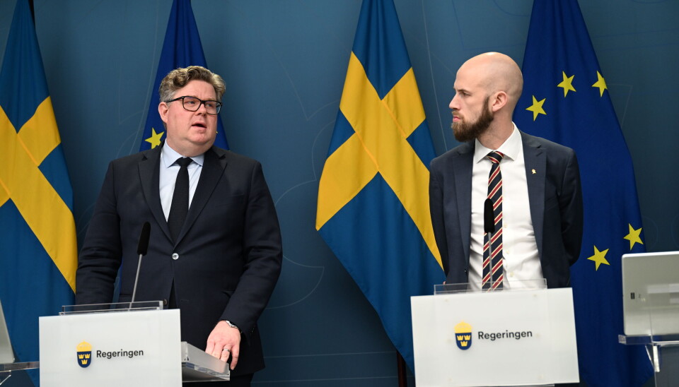 Justitieminister Gunnar Strömmer och minister för civilt försvar Carl-Oskar Bohlin. Gunnar Strömmer och Carl-Oskar Bohlin framför en blågul bakgrund