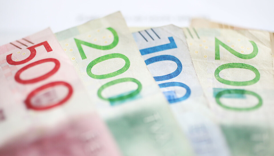 Över 200 svenska hushåll fick över 100 000 kronor i elstöd. Pengar, svenska sedlar i olika valörer