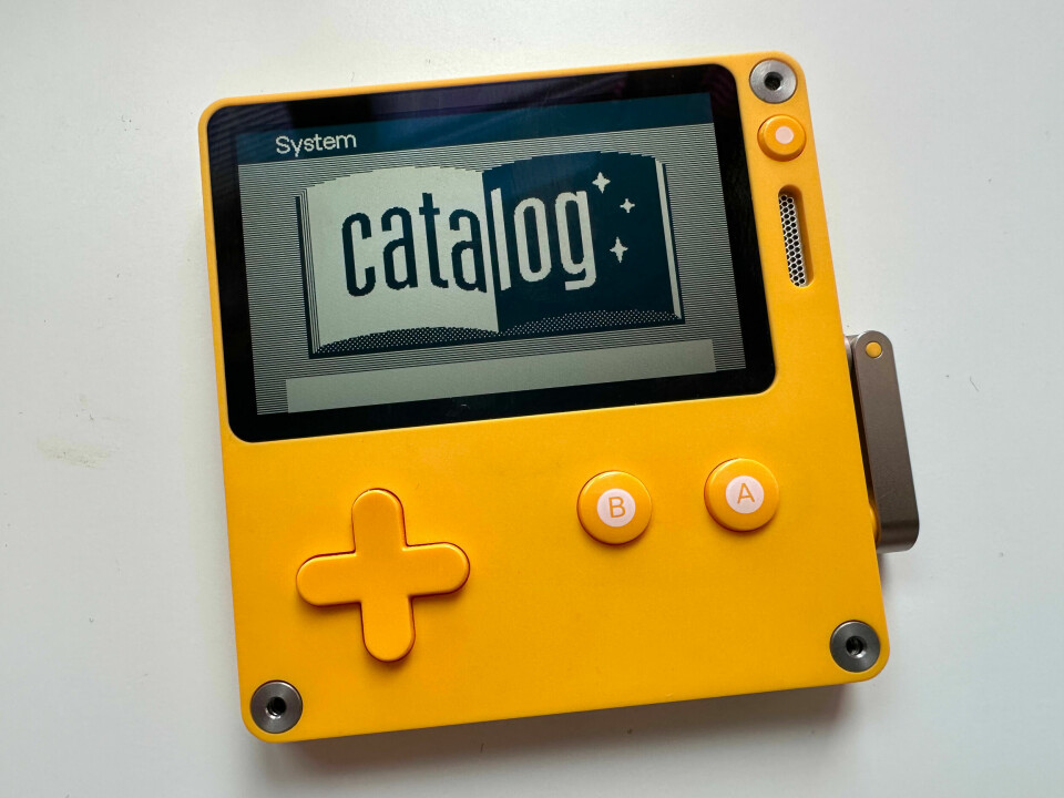 En gul liten spelkonsol som heter Playdate, ligger på en vit bakgrund