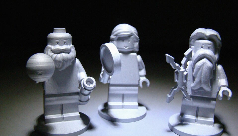 Tres figuras de Lego completamente blancas que representan al dios romano Júpiter, a la esposa de Júpiter, Juno, y al padre de la ciencia moderna, Galileo Galilei.