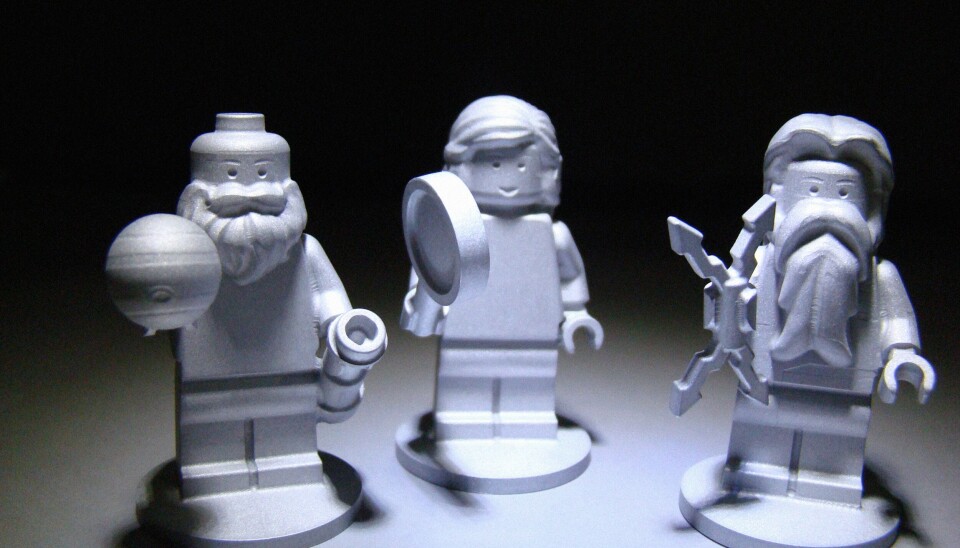 Legofigurerna som fick en rymdfärd. Tre helt vita legofigurer som föreställer den romerska guden Jupiter, Jupiters hustru Juno och den moderna naturvetenskapens fader Galileo Galilei.