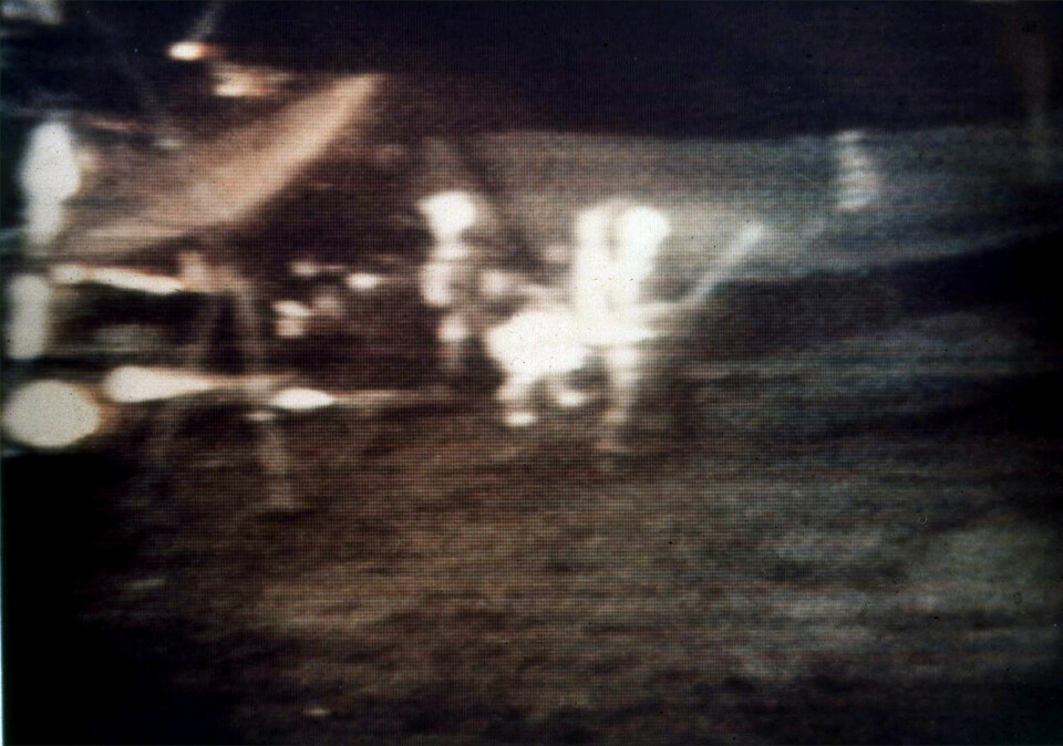 En suddig bild som visar astronauten Alan Shephard som precis har slagit iväg en golfboll