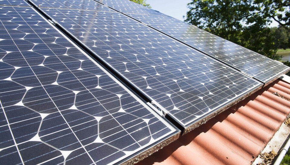 Solceller på ett tak med tegelpannor