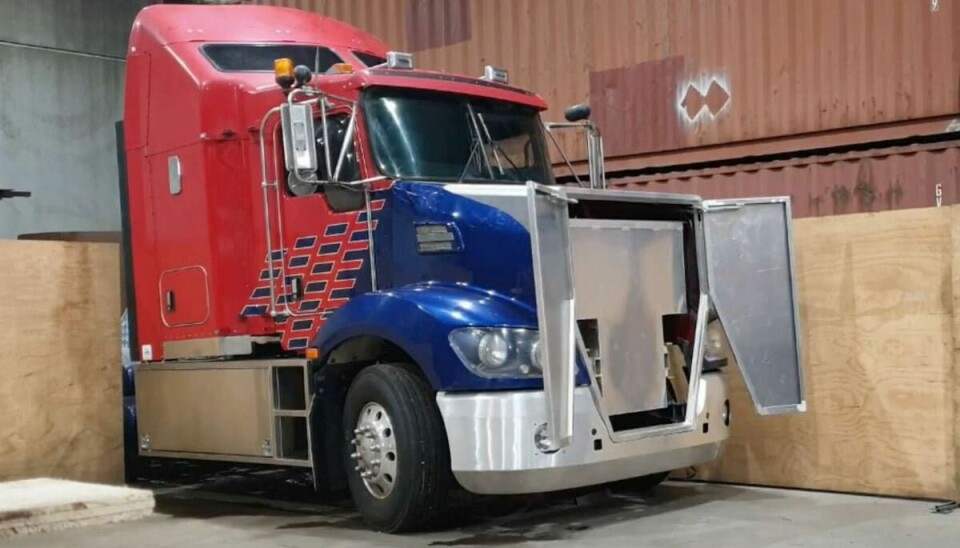 En konverterad lastbil i Australien, där batteripacket i det tidigare motorrummet lyfts ut med gaffeltruck.