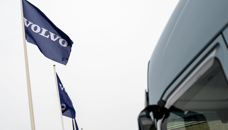 Blåa Volvo-flaggor bakom en lastbildhytt