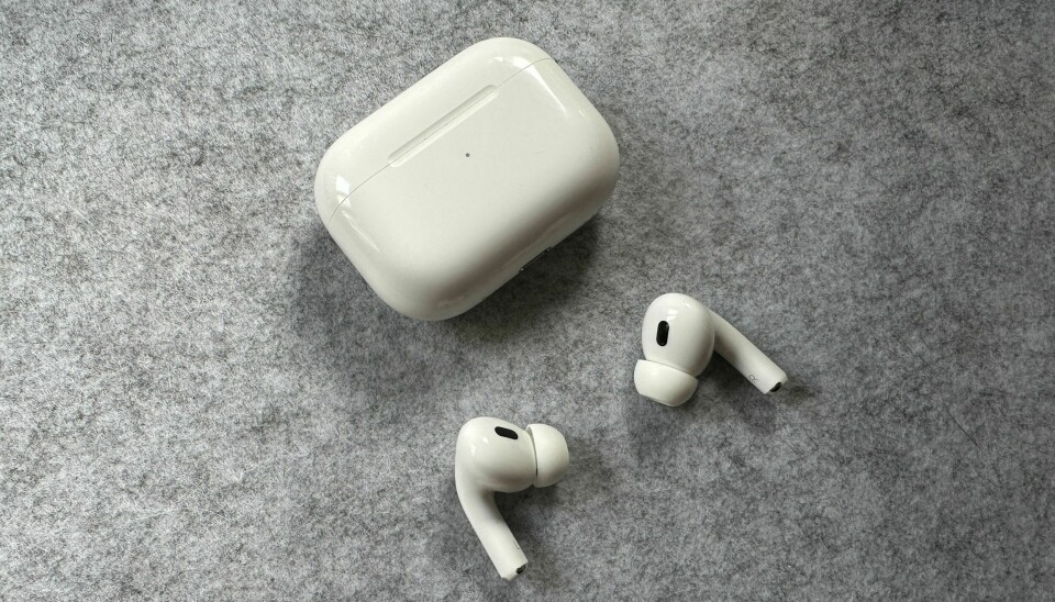 Apple Airpods Pro 2 på en grå bakgrund.