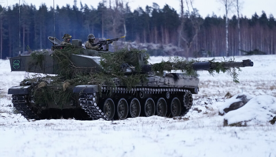 En brittisk stridsvagn av typen Challenger 2, som kan använda ammunition med utarmat uran. Arkivbild. Grön stridsvagn i vintermiljö