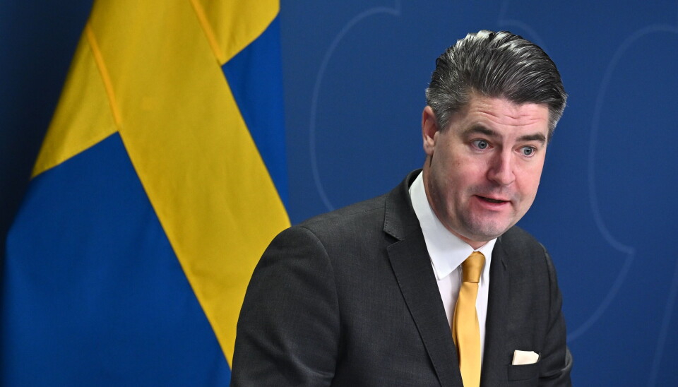 Sverigedemokraternas ekonomisk-politiske talesperson Oscar Sjöstedt säger att SD skulle betrakta det som ett brott mot Tidövavtalet med regeringen om reduktionsplikten bara halveras. Noll är SD:s mål. Arkivbild Oscar Sjöstedt framför en blå och gul bakgrund