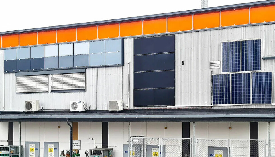 Samma solcellstyper har testats i Norge och i Frankrike. De vita panelerna uppe till vänster, utan isolering på baksidan, producerade mest el.