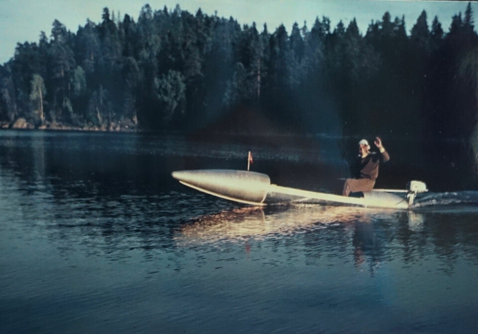 Ivar Bryntse kör sin torpedliknande motorbåt på en sjö, han vinkar mot kameran