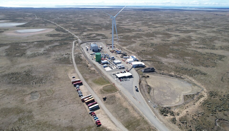 Elektrobränslefabriken Haru Oni i Chile, som Porsche finansierar, öppnade i december 2022. Produktionen i pilotfasen är 130 kubikmeter per år. Elektrobränslefabriken Haru Oni i Chile, som Porsche finansierar, öppnade i december 2022. Produktionen i pilotfasen är 130 kubikmeter per år.