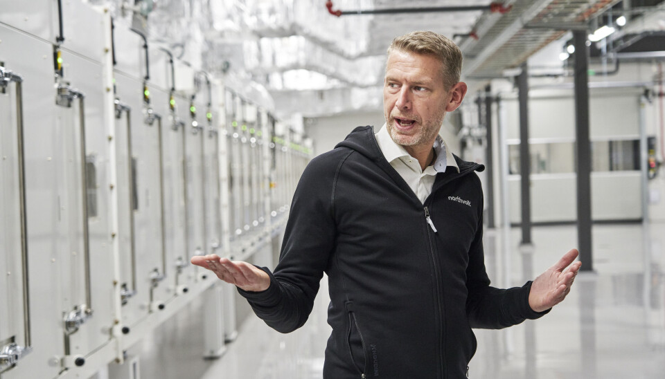 Northvolts grundare och vd Peter Carlsson. Arkivbild. Peter Carlsson i en vit fabriksmiljö på Northvolt