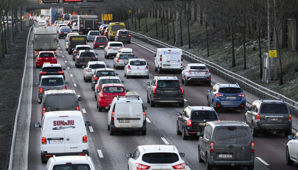 Kö på E4:an söderut från Stockholm. Arkivbild. Biltrafik i fyra filer
