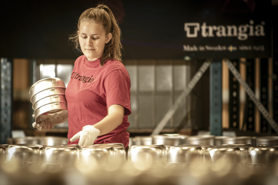 Trangia har haft en rejäl ökning av efterfrågan på senare år: 2021 tillverkades 280 000 stormkök. Det har varit full fart i fabriken, på bilden Elsa Åman.