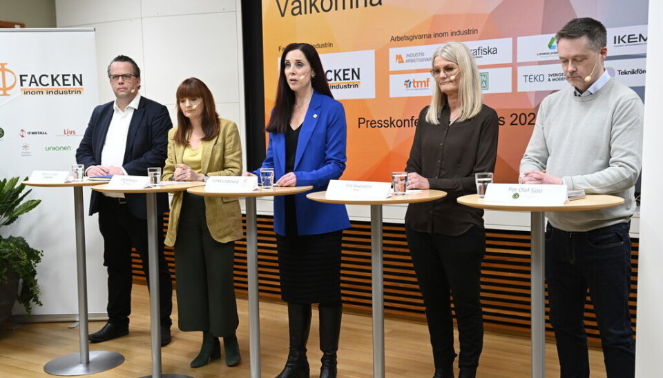 Martin Linder, förbundsordförande för Unionen, Marie Nilsson, förbundsordförande för IF Metall, Ulrika Lindstrand, förbundsordförande för Sveriges Ingenjörer, Eva Guovelin, förbundsordförande för Livsmedelsarbetareförbundet, och Per-Olof Sjöö, förbundsordförande för GS, under en presskonferens om det nya industriavtalet. Fem personer på rad står bakom bord, två män och tre kvinnor.