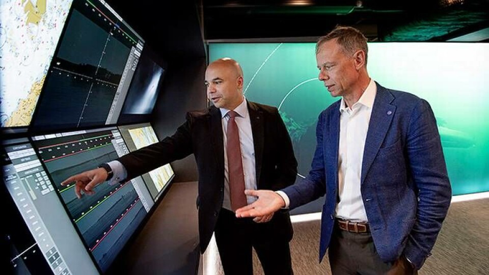 Anders Carp, chef för affärsområdet Sruveillance och förre astronauten Christer Fuglesang, håller en pressträff om försvarskoncernens Saabs rymdsatsning. Foto: Jessica Gow / TT Anders Carp, chef för affärsområdet Sruveillance och förre astronauten Christer Fuglesang, håller en pressträff om försvarskoncernens Saabs rymdsatsning. Foto: Jessica Gow / TT