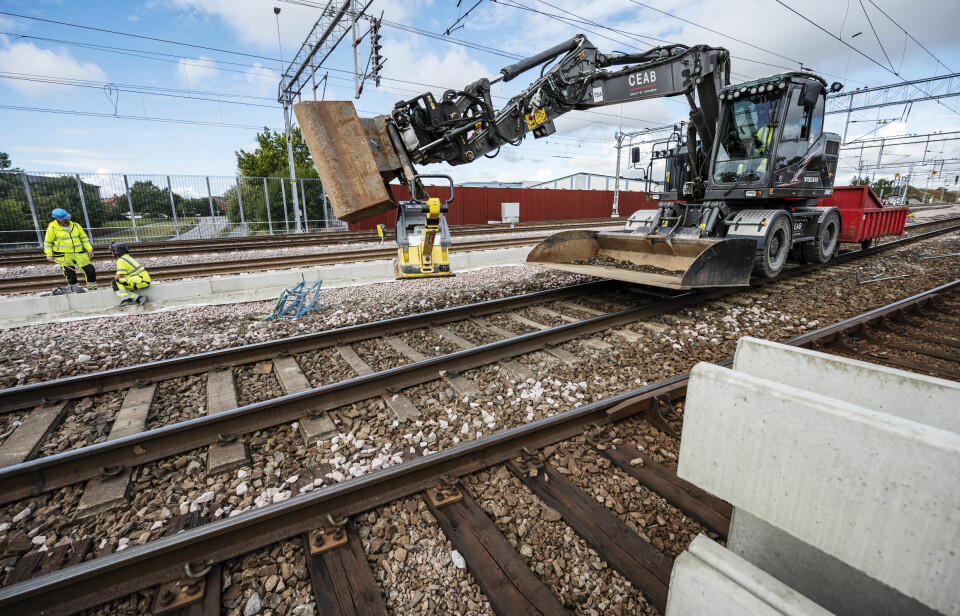 I nutid pågår en successiv utbyggnad för att öka kapaciteten på stambanorna. Järnvägen mellan Lund och Arlöv, som är en del av Södra stambanan, byggs som exempel ut från två till fyra spår.