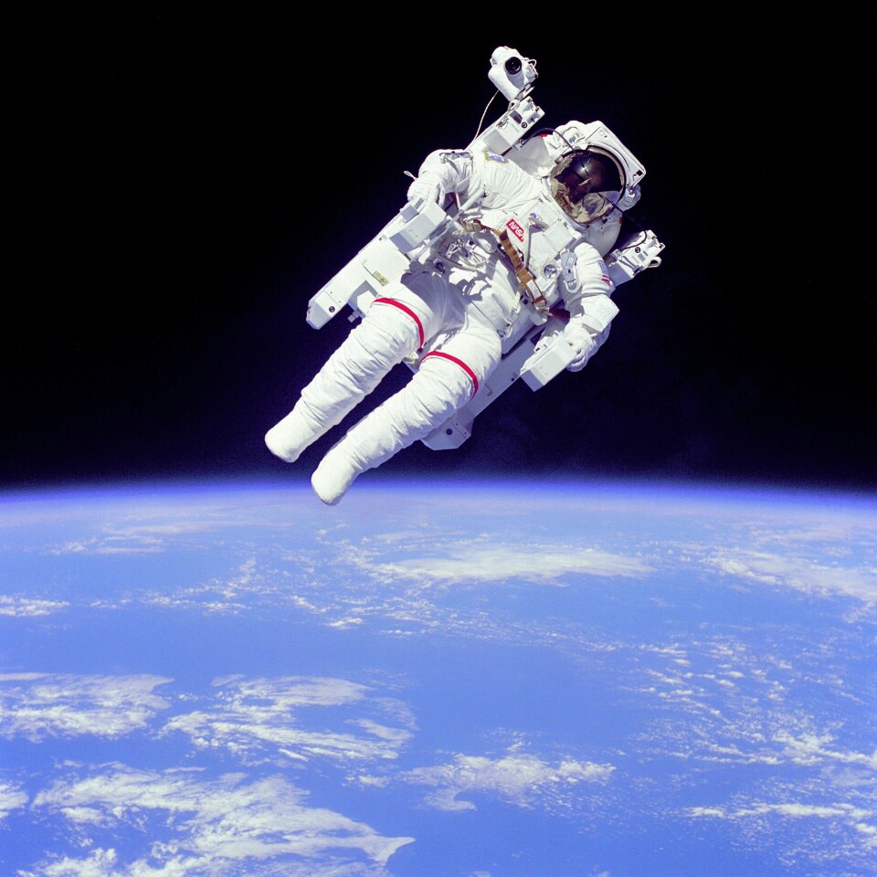 Amerikanska astronauten Bruce McCandless svävar fritt i rymden.