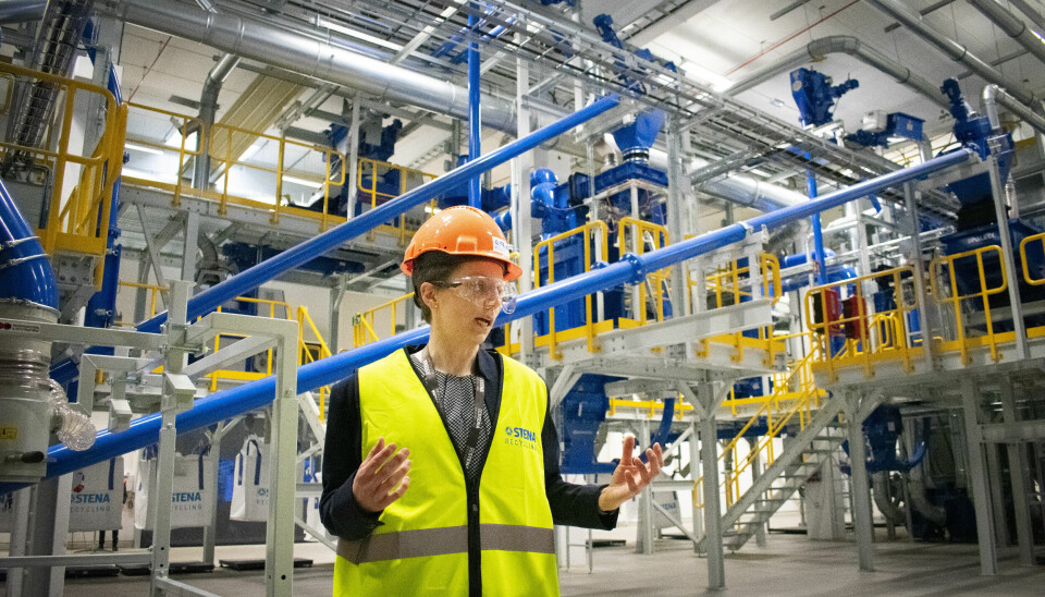 Carina Petersson, teknisk chef, framför den del av anläggningen där olika fraktioner av materialet sorteras ut.