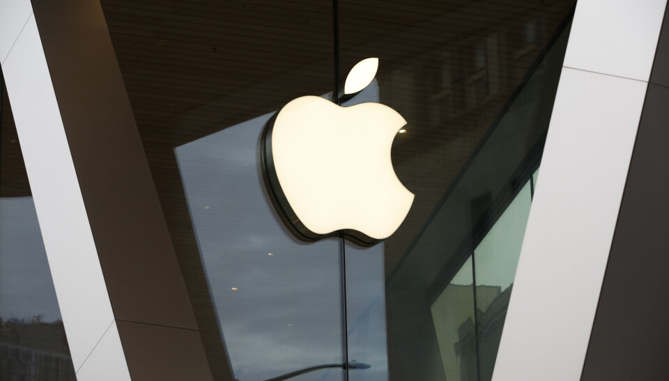 Apple tappar marknadsandelar på datormarknaden. Arkivbild. Apple-logga på ett hus
